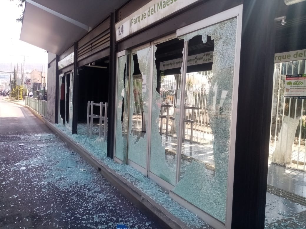 Estación del Tuzobus afectada por la marcha feminista en Pachuca de Soto, Hidalgo.