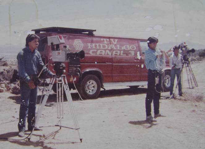 Fotografía de Antonio Jaen, Javier Reyes y Guillermo Hernández la unidad Móvil de Televisión La Colorina