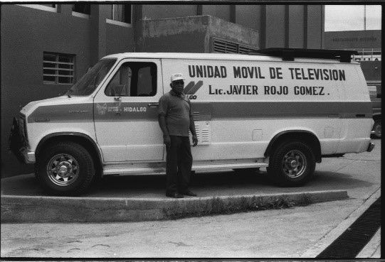 Fotografía de Don Isidro Quiroz y su Unidad Móvil de Televisión