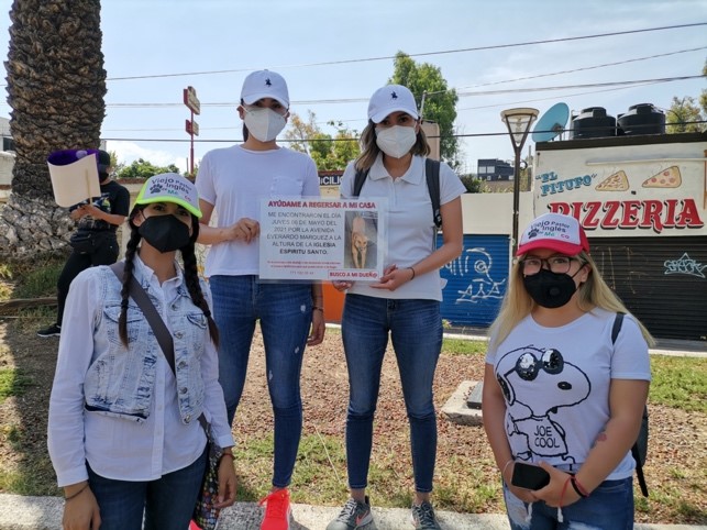 2 Manifestantes en pro de los canes, frente a Prepa 1, Pachuca Hidalgo