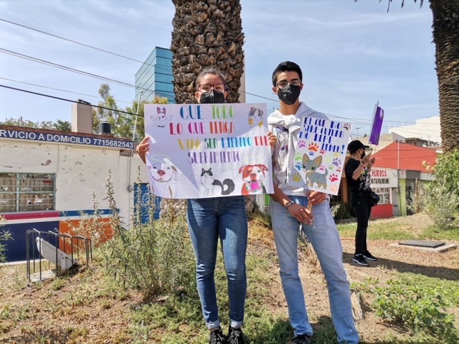 3 Manifestantes en pro de los canes, frente a Prepa 1, Pachuca Hidalgo