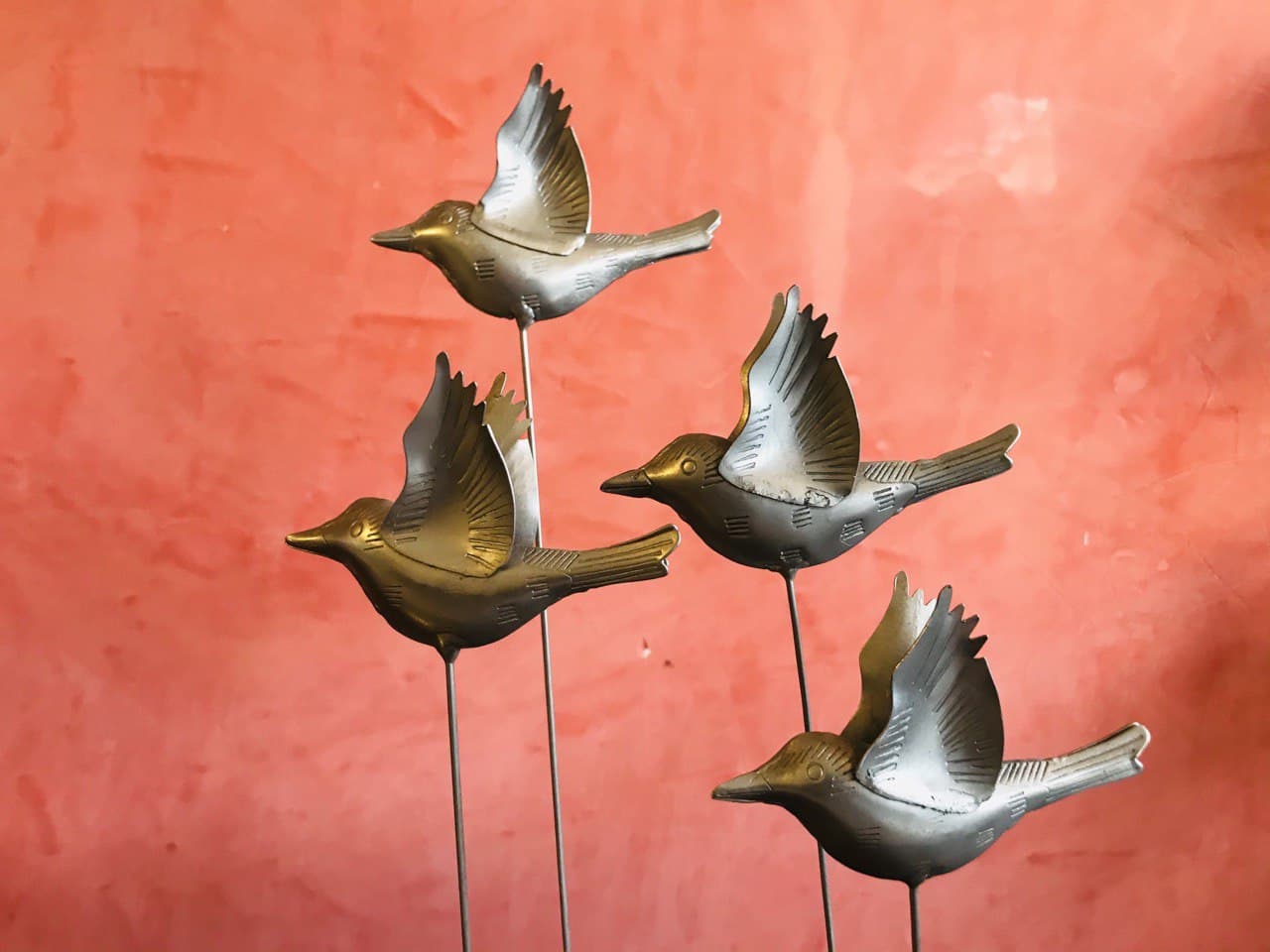 Escultura de aves en vuelo