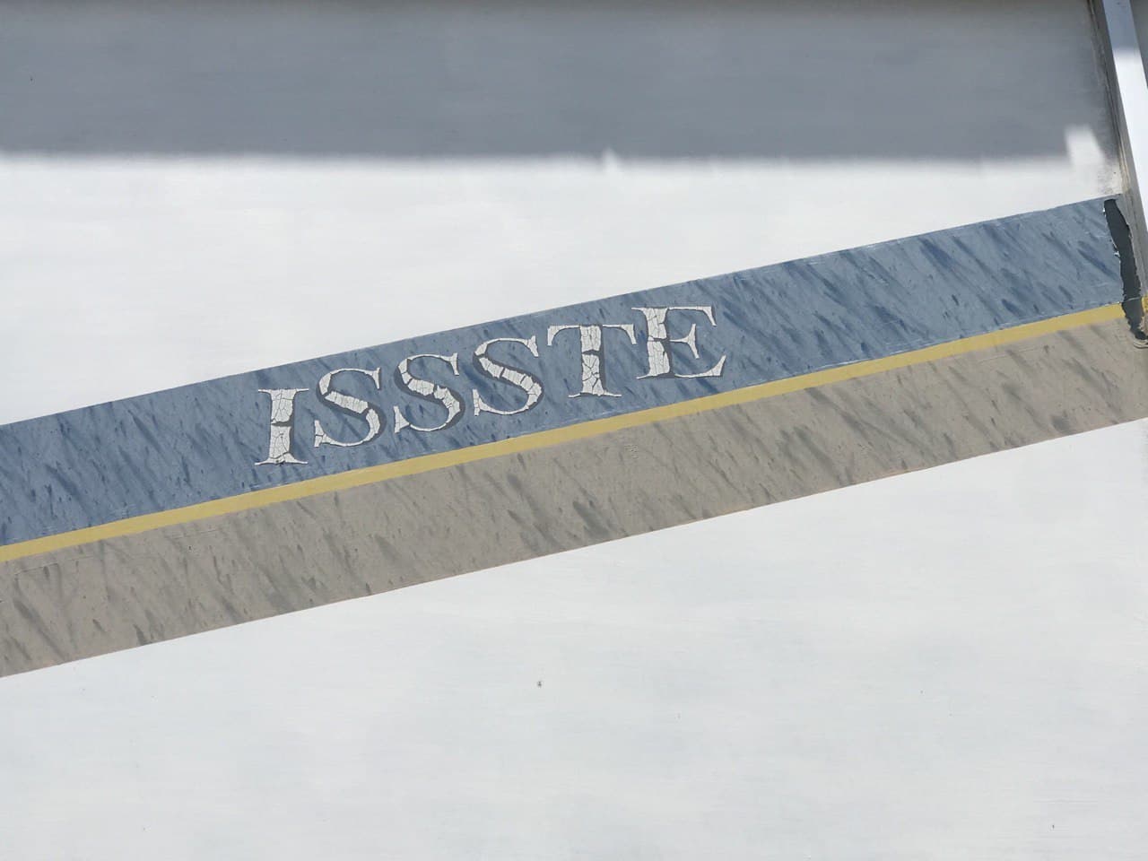 Ornamenta institucional del ISSSTE en edificio abandonado de Pachuca