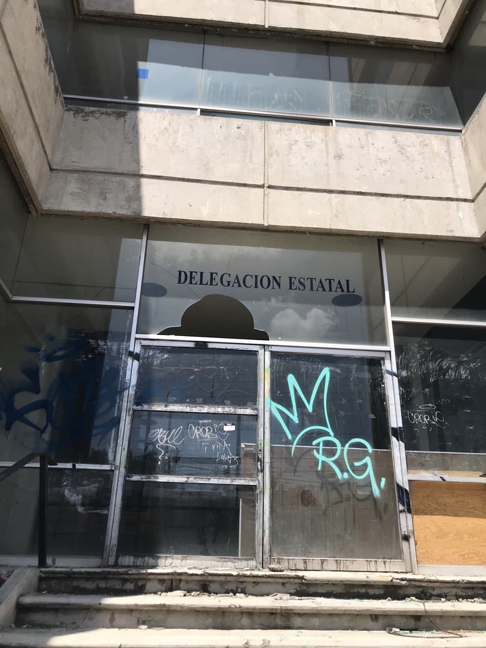 Entrada de edificio abandonado del ISSSTE en Pachuca
