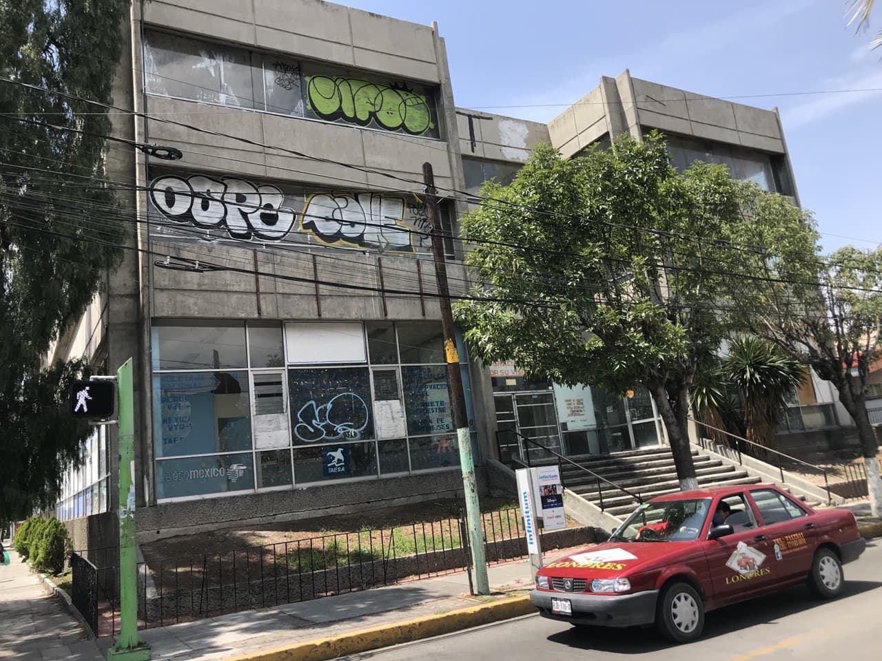 Fachada de edificio abandonado del ISSSTE en Pachuca