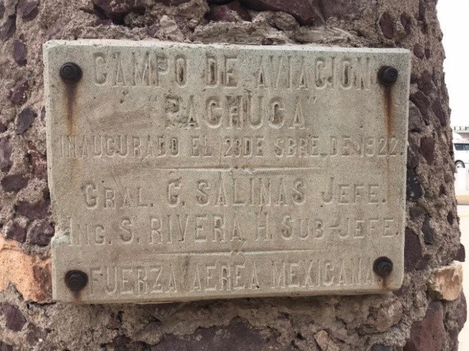 Placa de inauguración campo de aviación Pachuca