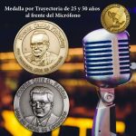 23 Medalla Trayectoria 25 y 50 años al frente de micrófono