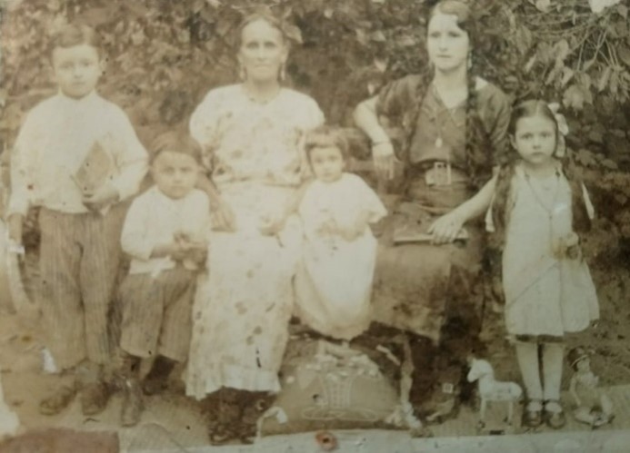 María del Consuelo, Manuel y Luciela en ausencia de Aníbal Cuauhtémoc
