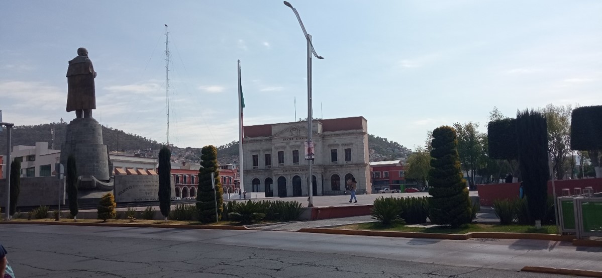 VISTA LATERAL DE LA EXPLANADA DE LA PLAZA JUAREZ DE PACHUCA HIDALGO.