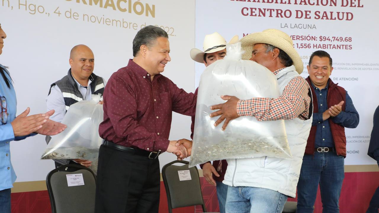 Julio Menchaca Apan Julio Menchaca entregando apoyo piscicultor
