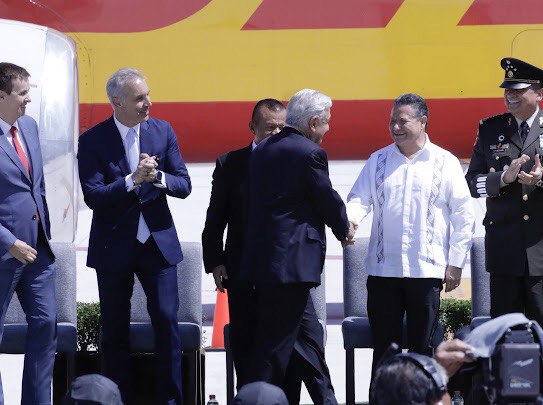 Andrés Manuel López Obrador y Julio Menchaca DHL
