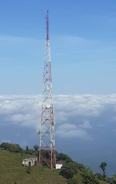 Por qué los colores de las antenas de telecomunicación son naranja y no rojo