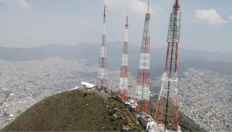 Luces intermitentes en antenas de telecomunicación