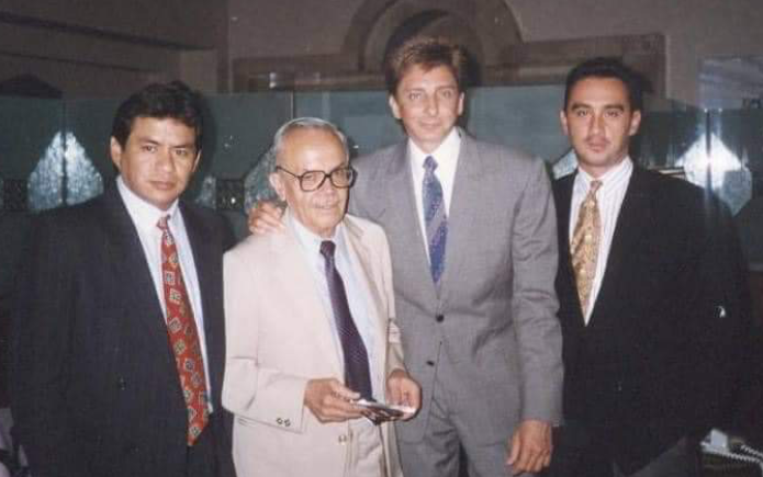 Mario Vargas Barry MAnilow